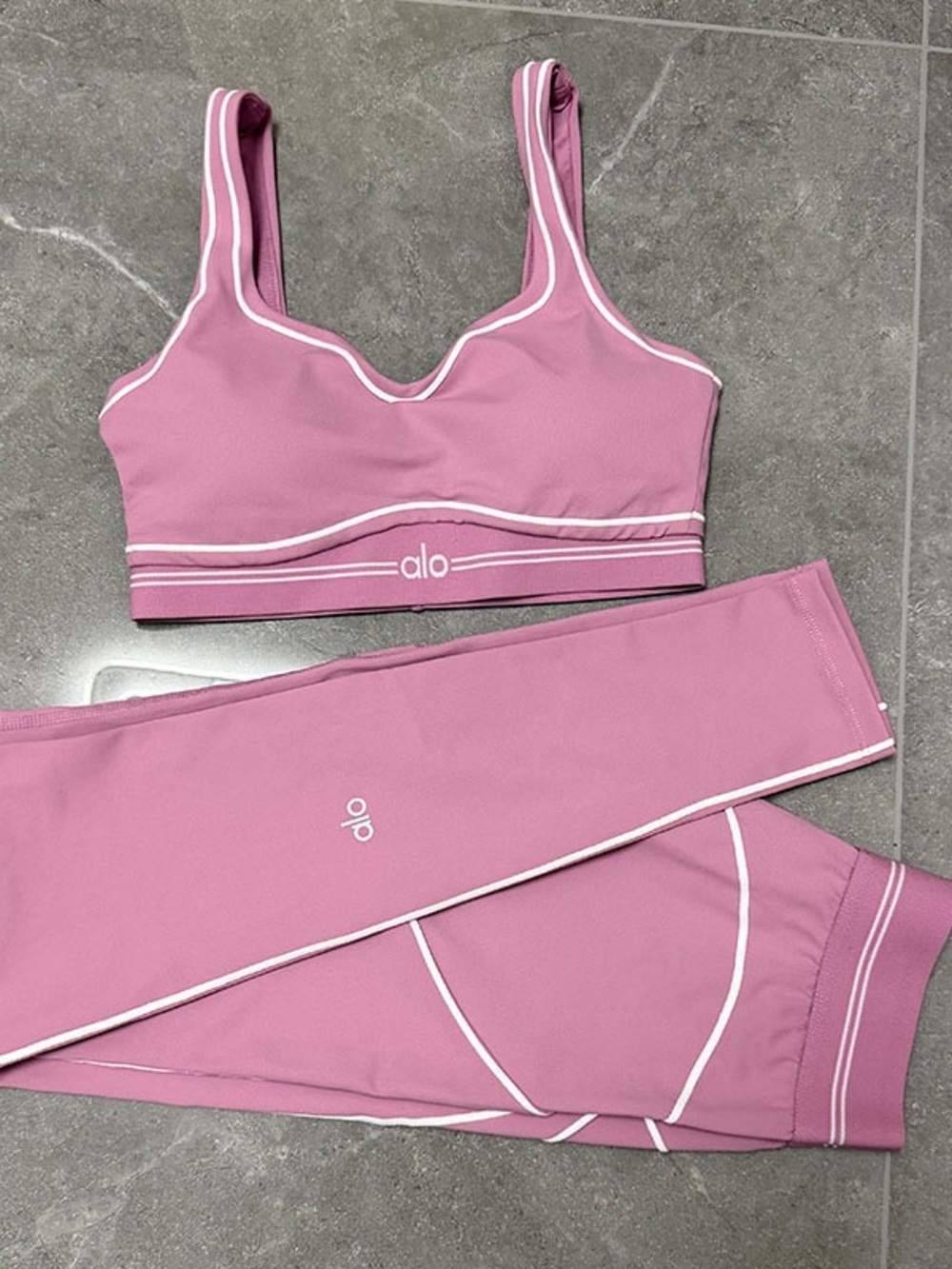 ALO Yoga Pink Two-Piece Sports Bra and Leggings Set - Picture 4 of 4